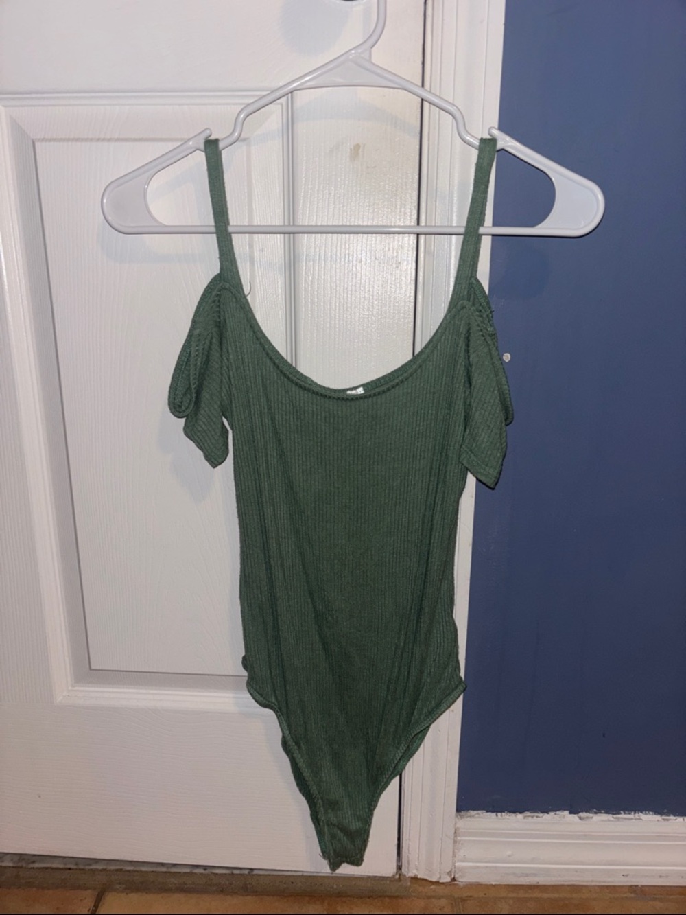 Bundle of two Body suits and one crop tank top - Picture 15 of 16
